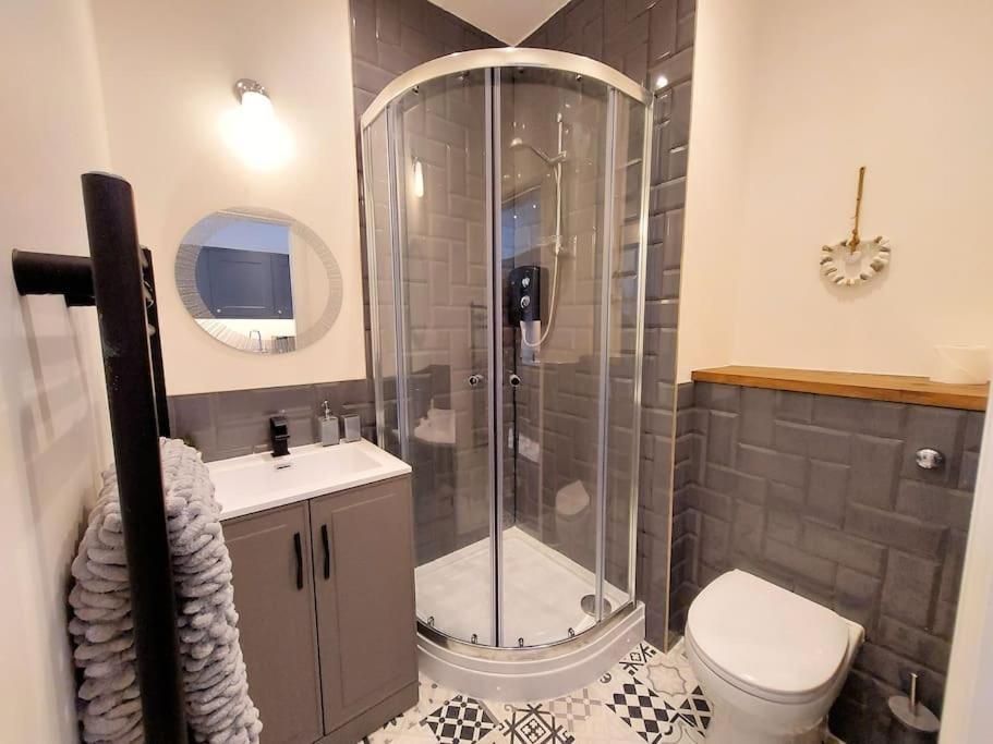 2 - Queens Court Apartment *